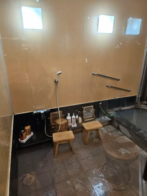 타키노야 가족탕 세면 공간 나무 의자와 대야 샤워기
