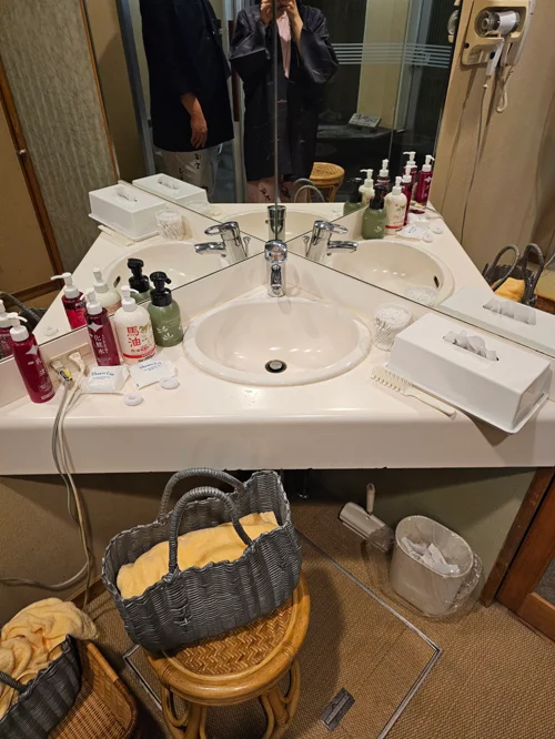 타키노야 가족탕 탈의실 세면대 어메니티 마유 화장수