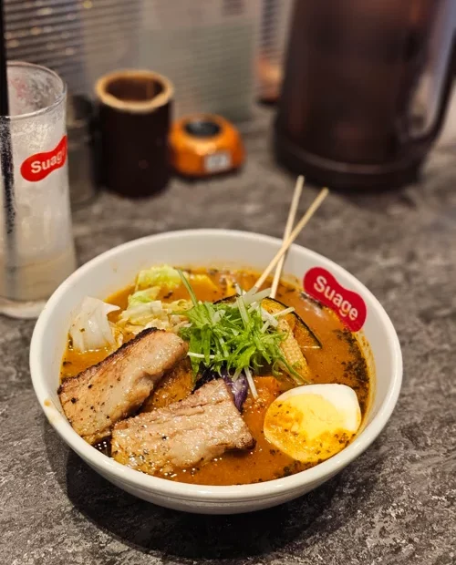 삿포로 스프카레 전문점 Suage의 차슈·반숙달걀·채소 토핑 스프카레