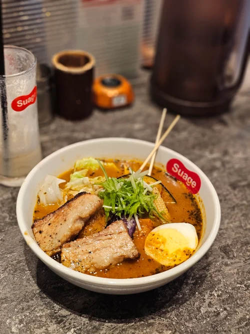 삿포로 스프카레 전문점 Suage의 차슈 반숙달걀 채소 토핑 스프카레