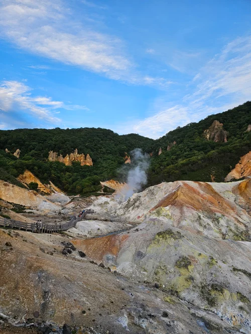 유황 증기가 피어오르는 노보리베츠 지고쿠다니 화산 지형 전경