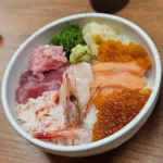 연어, 참치, 새우, 연어알 등 다양한 해산물이 올려진 카이센동 한 그릇