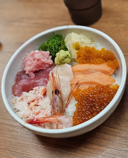 연어, 참치, 새우, 연어알 등 다양한 해산물이 올려진 카이센동 한 그릇