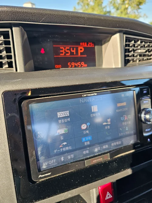 주차 상태의 차량 대시보드에 한국어 메뉴가 표시된 Pioneer 내비게이션 화면