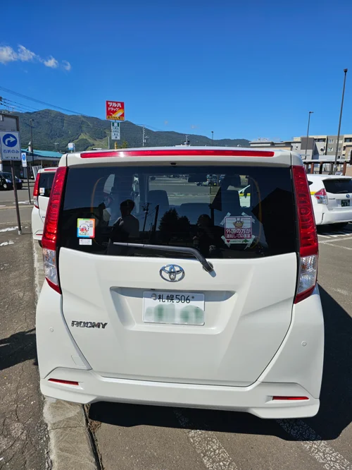 홋카이도 삿포로 번호판이 달린 흰색 토요타 루미 차량 후면
