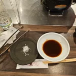 일본 야키니쿠 레스토랑 테이블에 놓인 소금 접시와 간장 소스 그릇