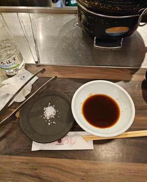 일본 야키니쿠 레스토랑 테이블에 놓인 소금 접시와 간장 소스 그릇