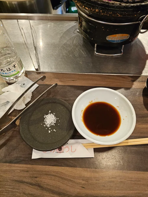 일본 야키니쿠 레스토랑 테이블에 놓인 소금 접시와 간장 소스 그릇