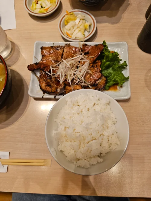 일본식 데리야키 닭구이 정식으로 쌀밥 된장국 절임 반찬이 함께 차려진 식사