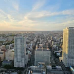 저녁 노을빛 아래 고층에서 내려다본 일본 도시의 광활한 스카이라인