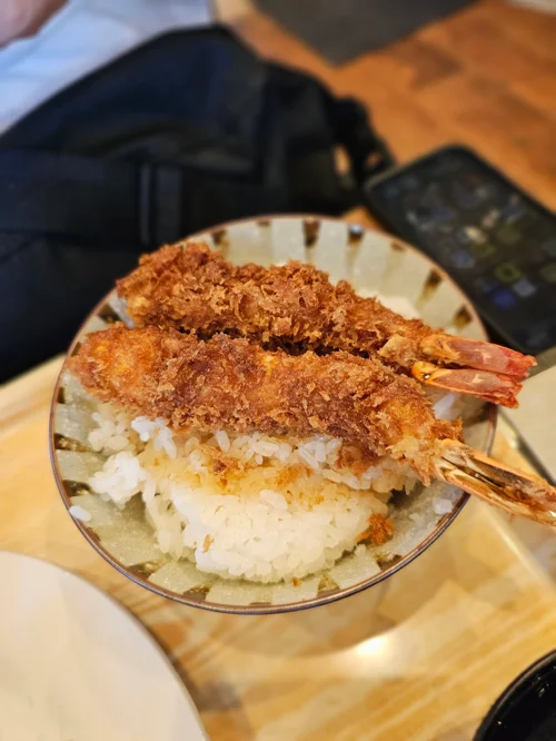 큼직한 새우 튀김 두 마리가 밥 위에 올라간 에비동