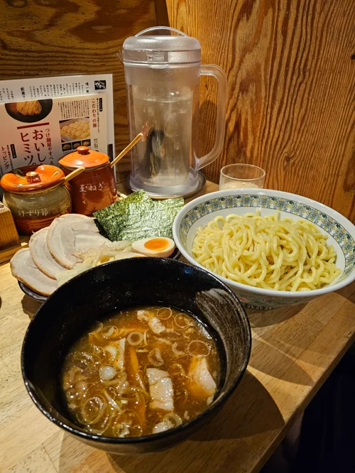 검은 그릇의 진한 국물과 흰 그릇의 면으로 구성된 일본 츠케멘 세트