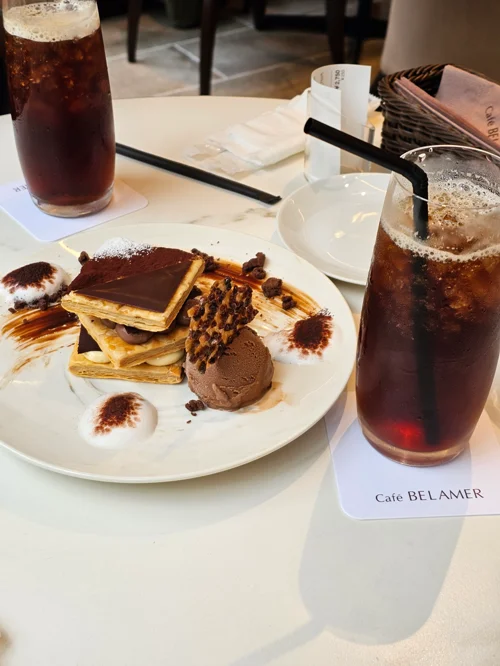 카페 벨라메르의 초콜릿 아이스크림과 와플 디저트 플레이트와 아이스 아메리카노 두 잔
