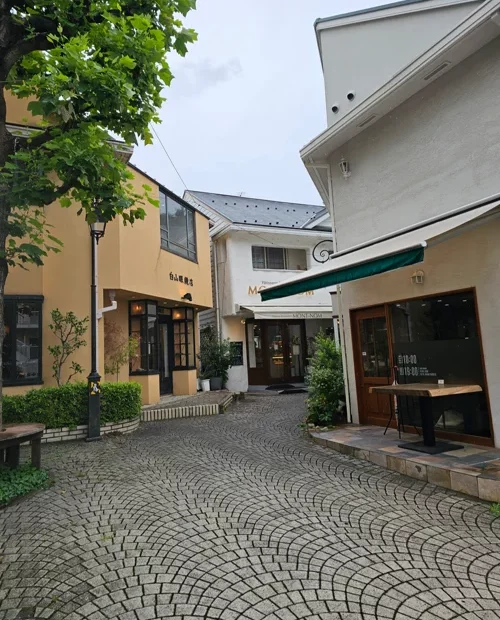 자갈 보도블록이 깔린 유럽풍 골목길과 양옆으로 늘어선 아기자기한 상점들