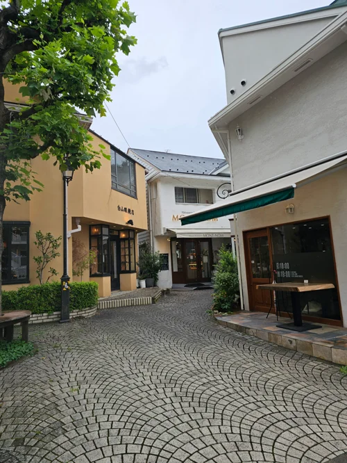 자갈 보도블록이 깔린 유럽풍 골목길과 양옆으로 늘어선 아기자기한 상점들