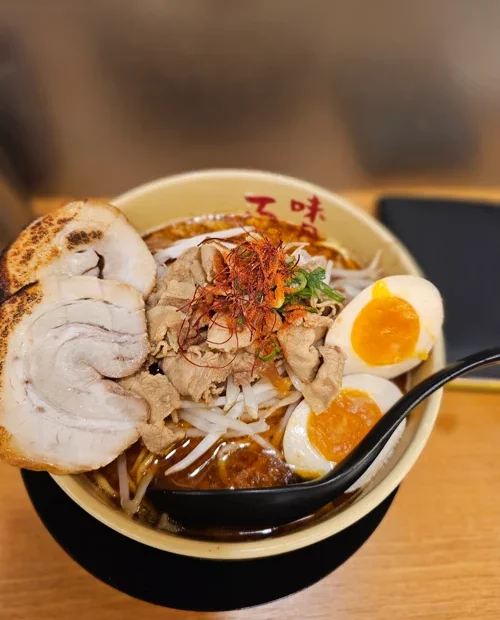 차슈와 반숙달걀, 숙주나물이 올려진 진한 국물의 일본 라멘 한 그릇
