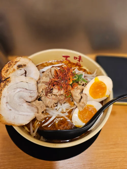 차슈와 반숙달걀, 숙주나물이 올려진 진한 국물의 일본 라멘 한 그릇