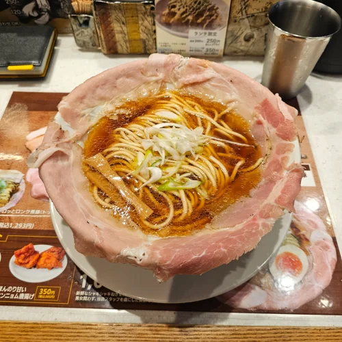 통삼겹살로 그릇 테두리를 감싼 일본식 라멘 한 그릇