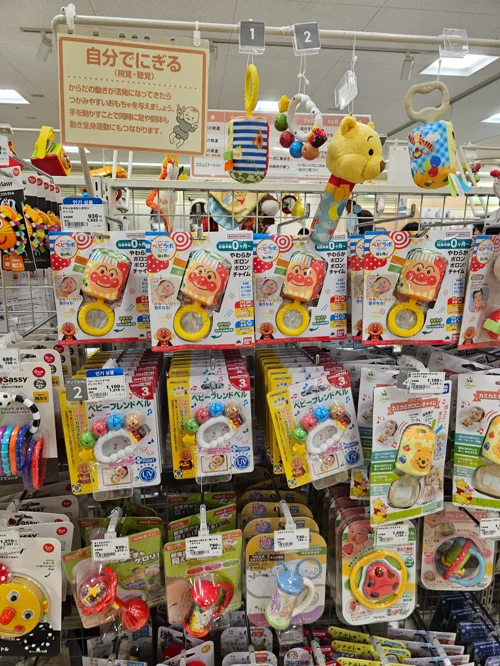 일본 유아용품 매장에 앙팡만 푸 캐릭터 아기 딸랑이와 치발기가 진열된 모습