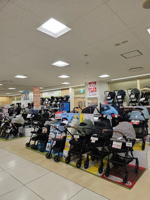 일본 베이비 전문 매장에 다양한 유모차가 빼곡히 진열된 넓은 매장 내부