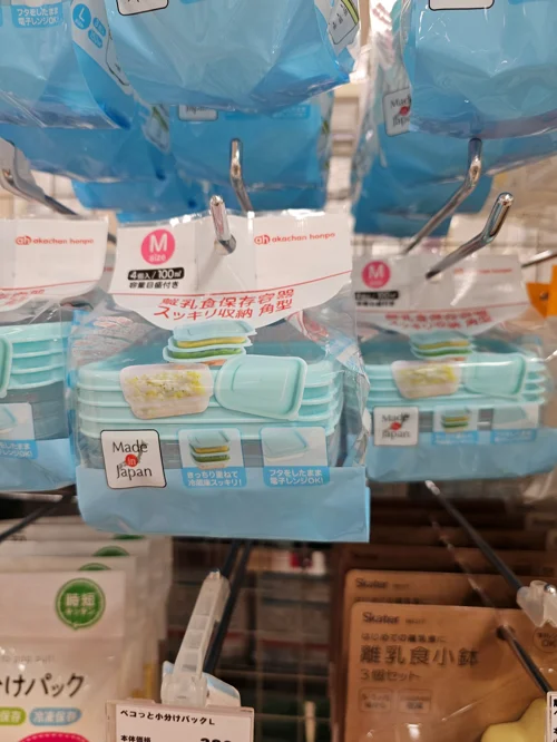 일본 아카찬혼포 매장에 진열된 민트색 이유식 보존용기 M사이즈 4개입 세트