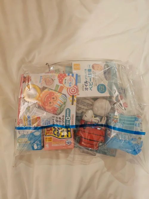 투명 지퍼백에 담긴 일본 베이비 육아용품 모음