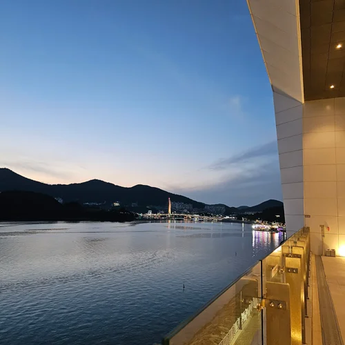 여수 벨메르 발코니에서 바라본 산과 도시 불빛이 반사된 저녁 야경