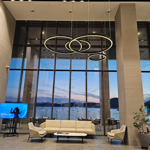 바다 노을 전망을 배경으로 한 여수 벨메르 호텔 로비 라운지 내부