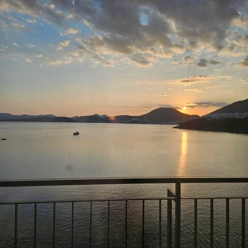 여수 벨메르 테라스에서 바라본 산과 바다 위의 황금빛 일몰