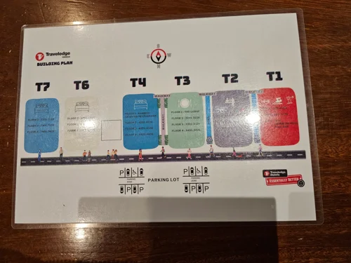 T1~T7 동으로 구성된 Travelodge 호텔 건물 배치도 안내판