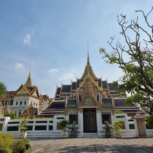 태국 방콕 왕궁 내 금빛 첨탑과 녹색 지붕의 전통 사원 건물