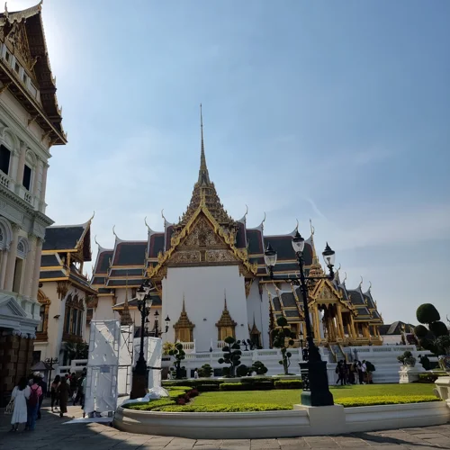 태국 방콕 왕궁의 황금 지붕과 첨탑이 있는 전통 태국 건축물 전경