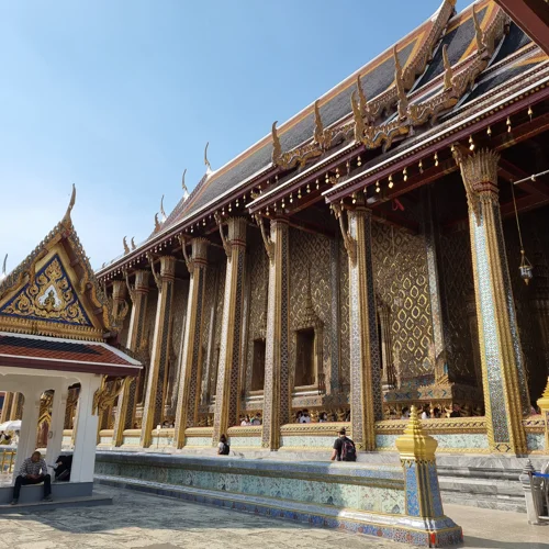 방콕 왕궁 내 금색 장식의 정교한 태국 전통 불교 사원 건물