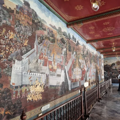 태국 왓 프라깨우 회랑 벽면을 가득 메운 라마끼안 신화 벽화