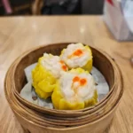 대나무 찜기에 담긴 어란 토핑 슈마이 딤섬 4개