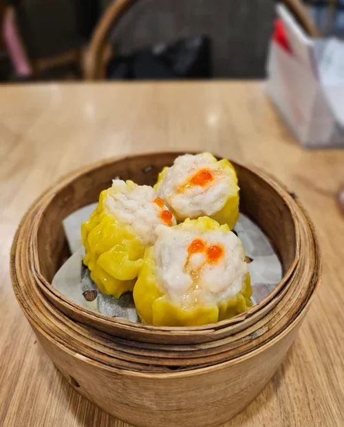 대나무 찜기에 담긴 어란 토핑 슈마이 딤섬 4개