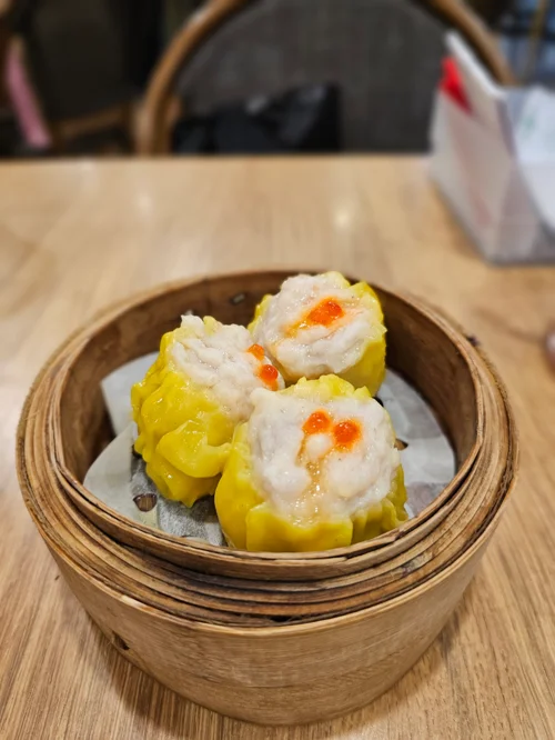 대나무 찜기에 담긴 어란 토핑 슈마이 4개