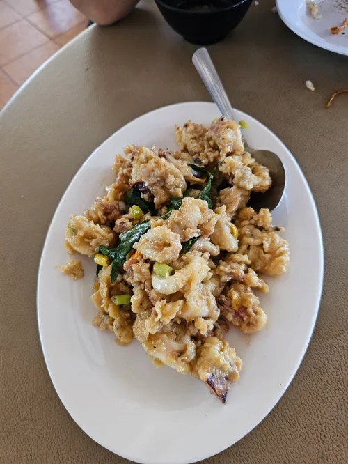 코타키나발루 샘플랑 레스토랑 바삭한 해산물 볶음 요리