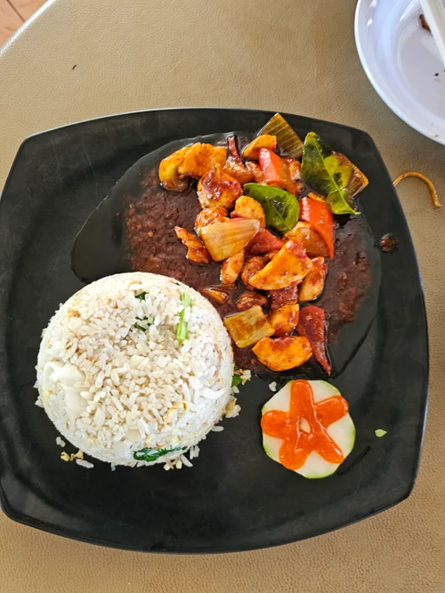 코타키나발루 샘플랑 레스토랑 볶음 요리와 볶음밥 세트