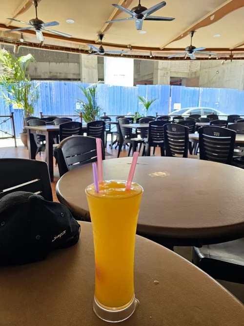 코타키나발루 샘플랑 레스토랑에서 주문한 망고 스무디