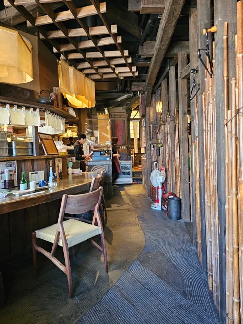 대나무 기둥과 목조 카운터가 있는 일본 전통 양식의 음식점 내부